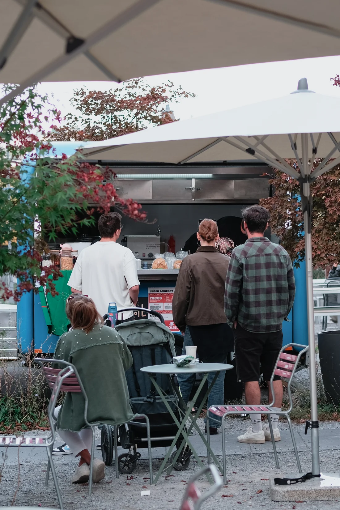 Gäste warten vor dem Tacolotl Foodtruck im Le Petit Marais