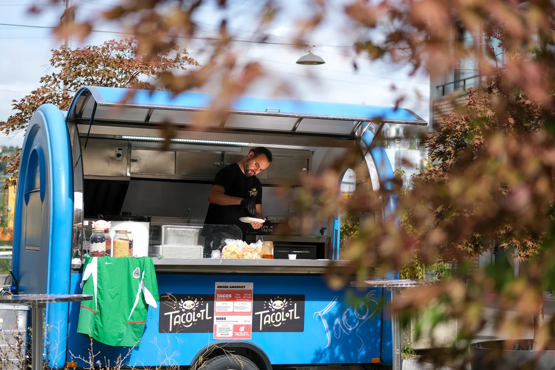 Tacos werden im blauen Tacolotl Foodtruck frisch angerichtet