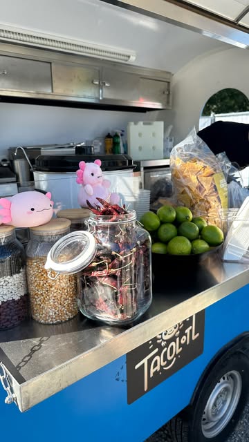 Blick in den Tacolotl Foodtruck mit Limetten und Vorräten